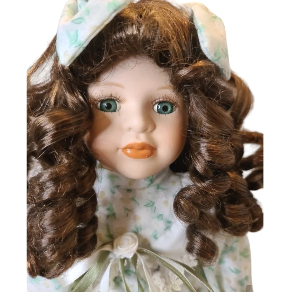 VICTORIAN BEAUTIFUL PORCELAIN  DOLL WITH PARASOL & STAND